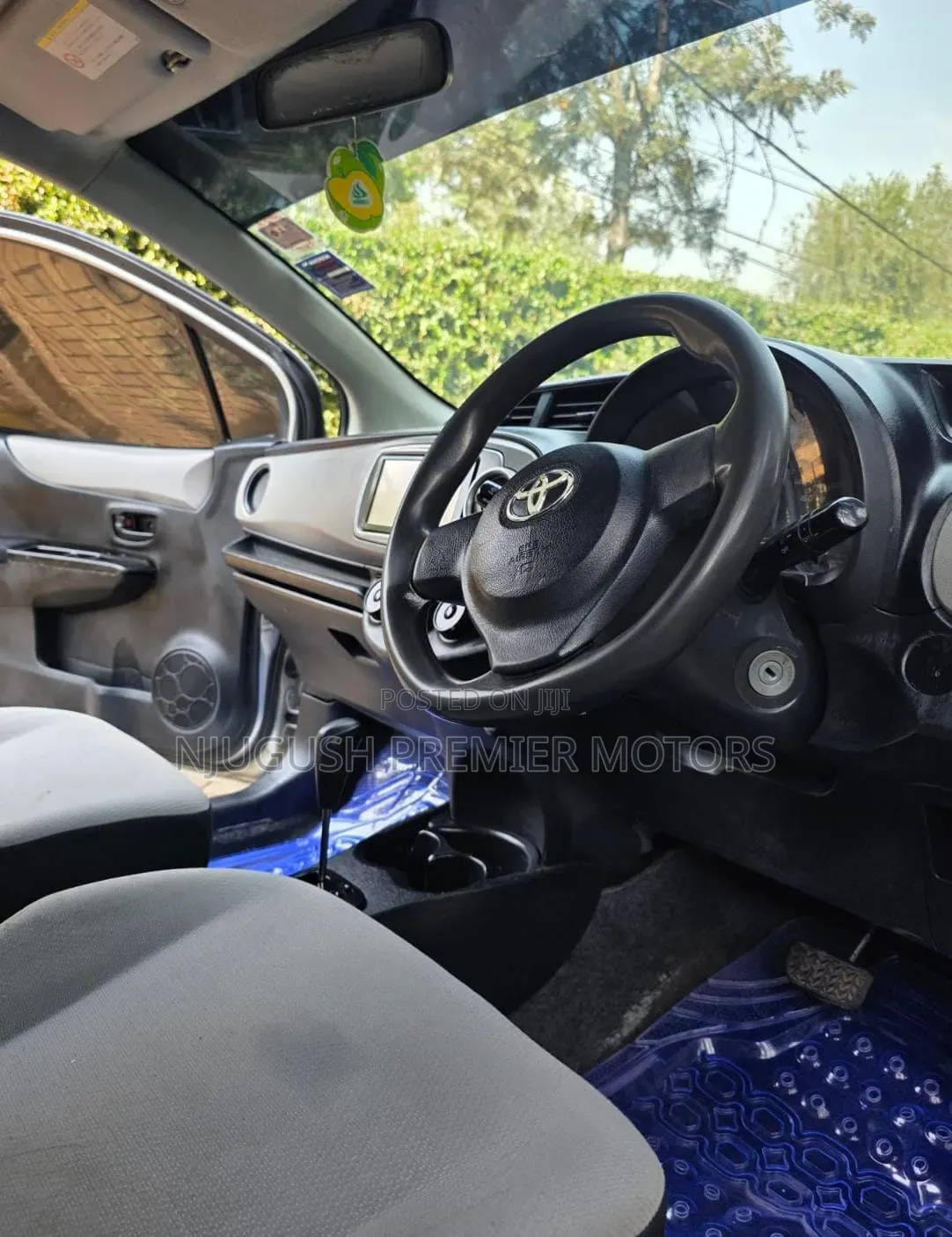 Toyota Vitz 2012 Silver