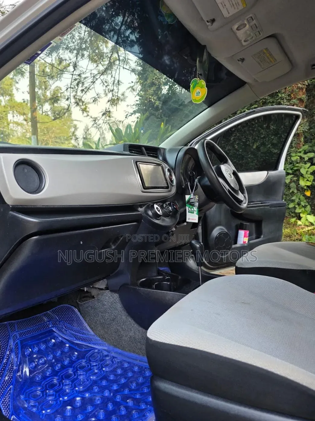 Toyota Vitz 2012 Silver