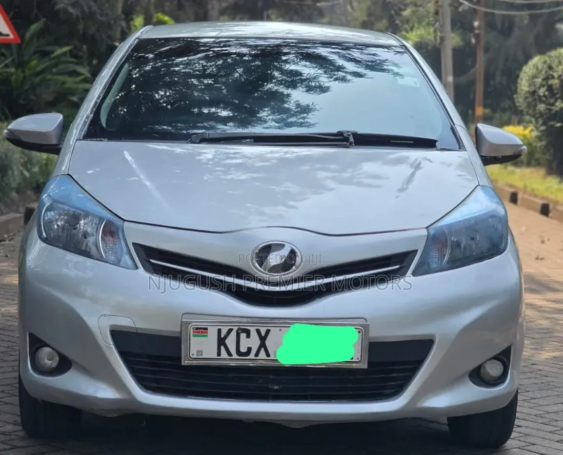 Toyota Vitz 2012 Silver