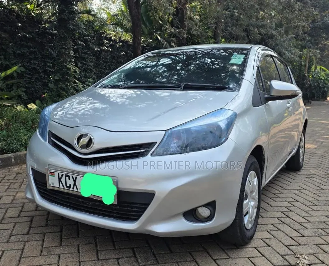 Toyota Vitz 2012 Silver