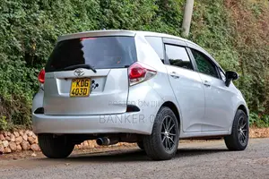 Toyota Ractis 2015 Silver