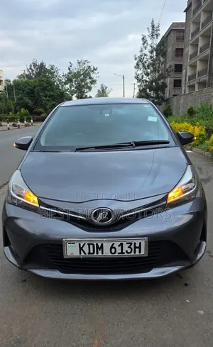 Toyota Vitz 1.3 FWD 5dr 2016 Gray