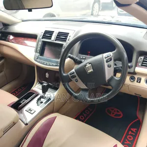 Toyota Crown 2013 Maroon