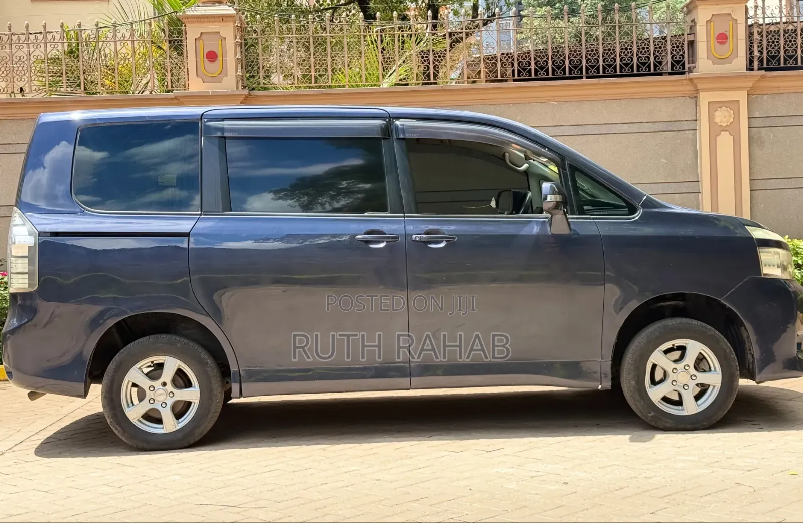 Toyota Voxy 2011 Blue