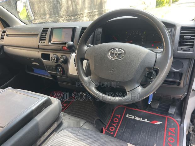 Toyota HiAce 2017 Silver - thumbnail 13