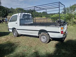 Toyota HiAce 2000 White