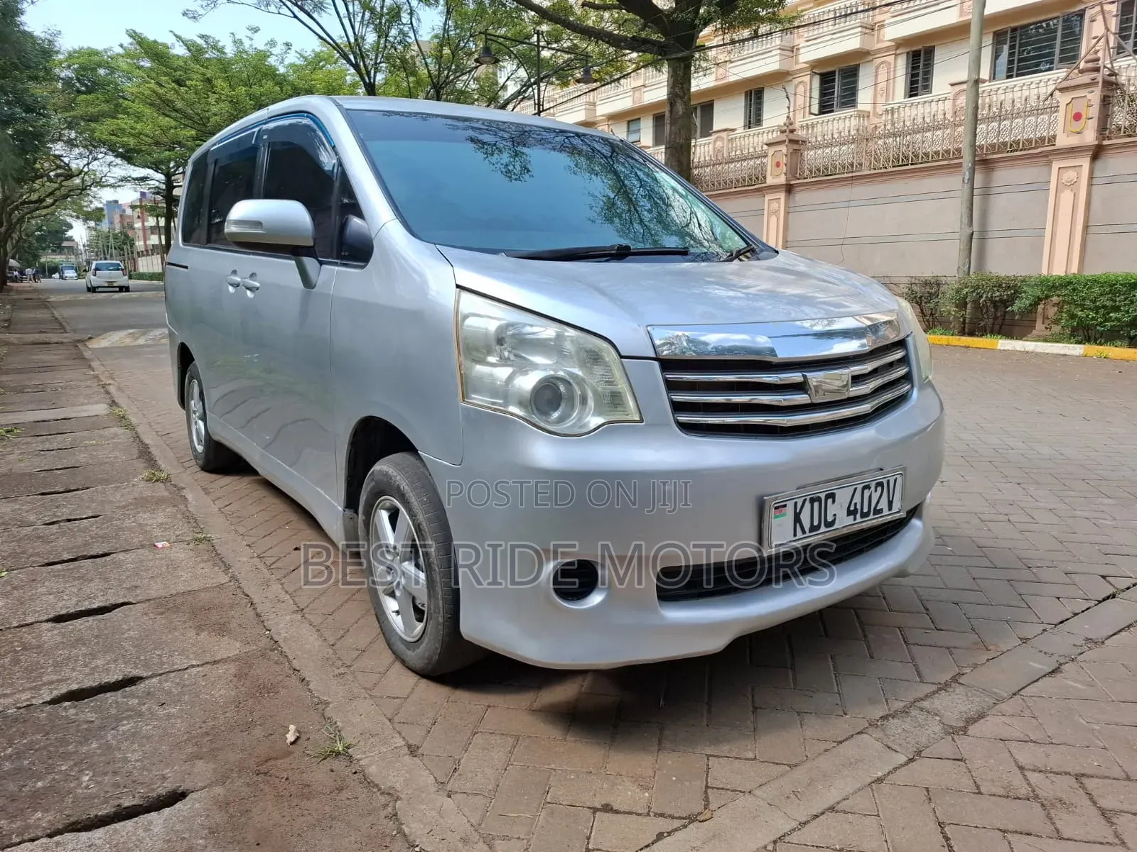 Toyota Noah 2.0 158hp FWD (8 Seater) 2013 Silver