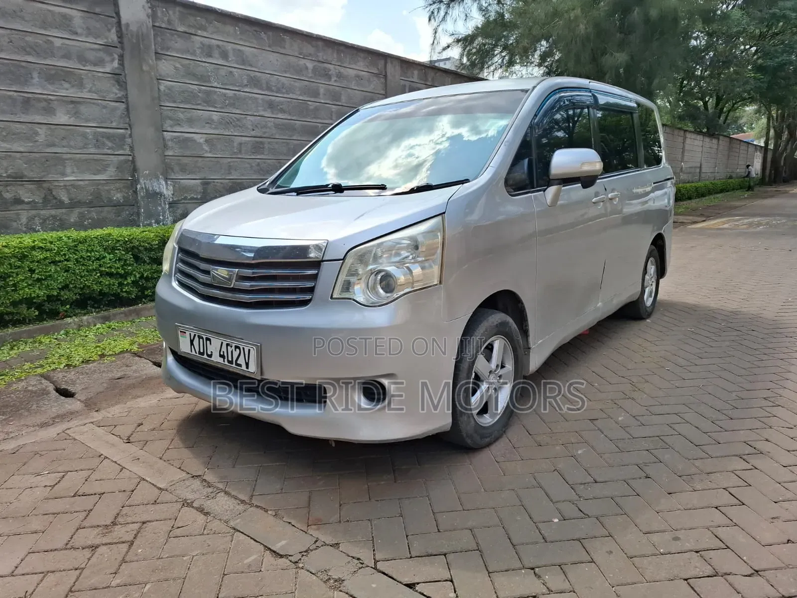 Toyota Noah 2.0 158hp FWD (8 Seater) 2013 Silver