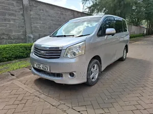 Toyota Noah 2.0 158hp FWD (8 Seater) 2013 Silver