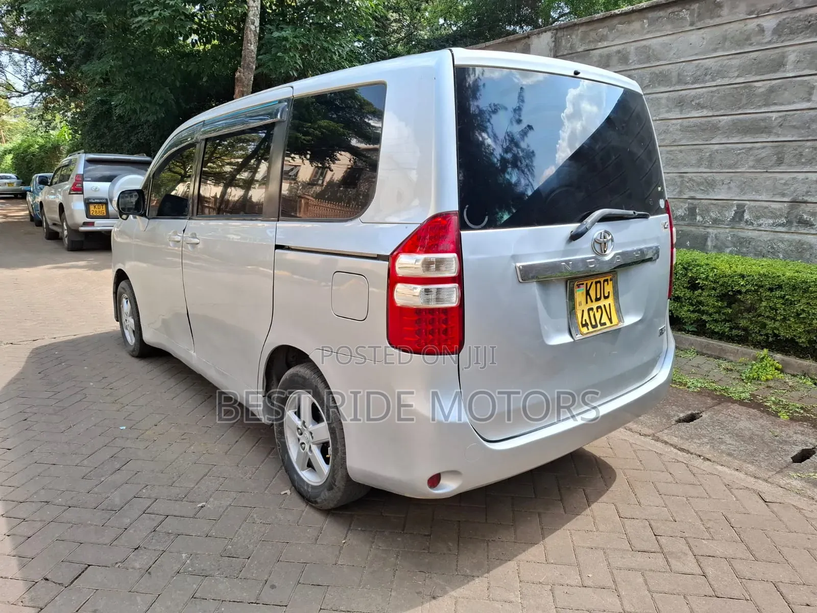 Toyota Noah 2.0 158hp FWD (8 Seater) 2013 Silver