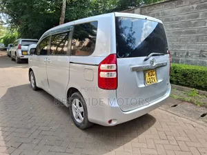 Toyota Noah 2.0 158hp FWD (8 Seater) 2013 Silver