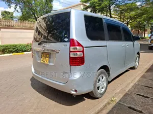 Toyota Noah 2.0 158hp FWD (8 Seater) 2013 Silver