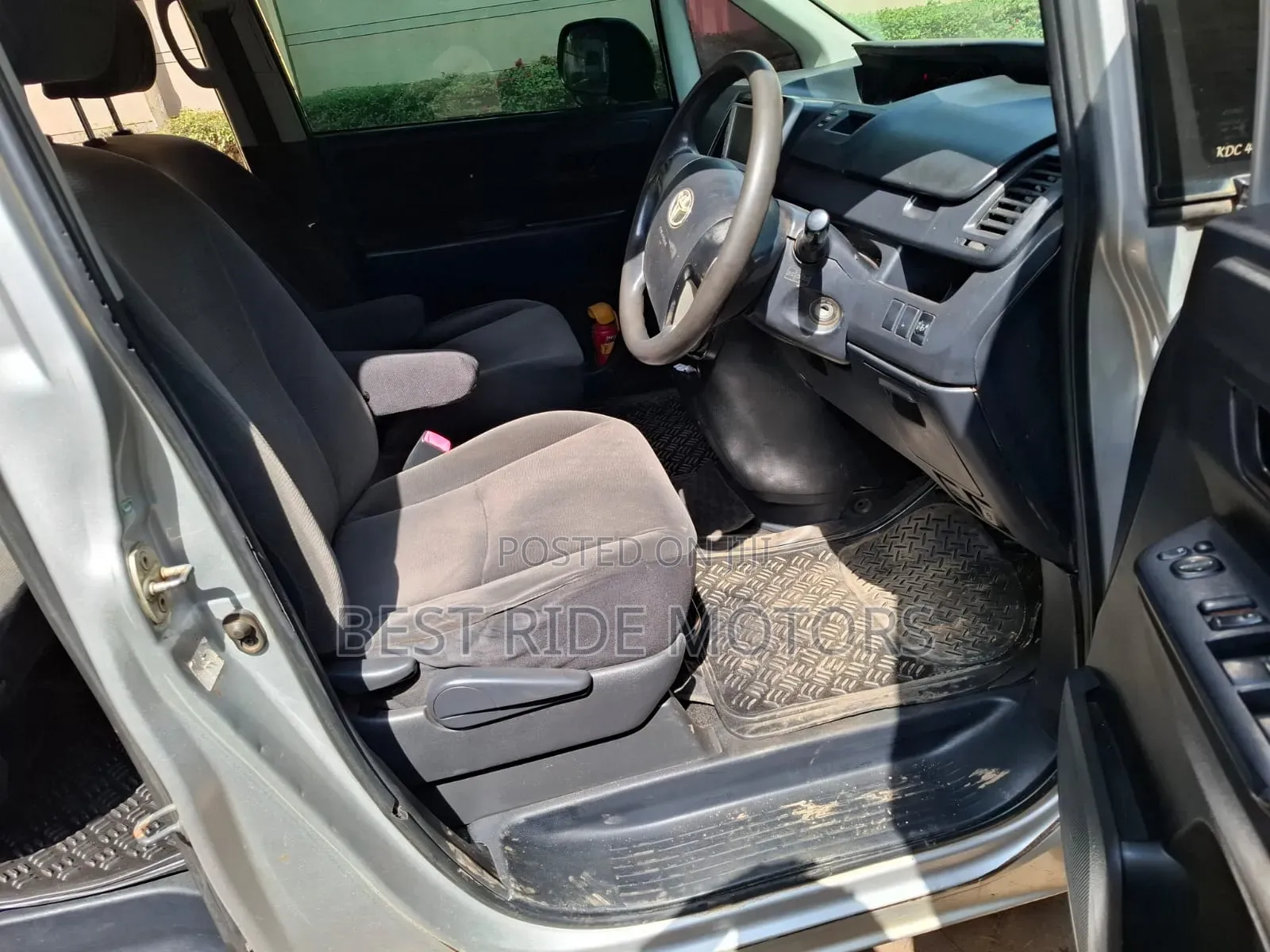 Toyota Noah 2.0 158hp FWD (8 Seater) 2013 Silver
