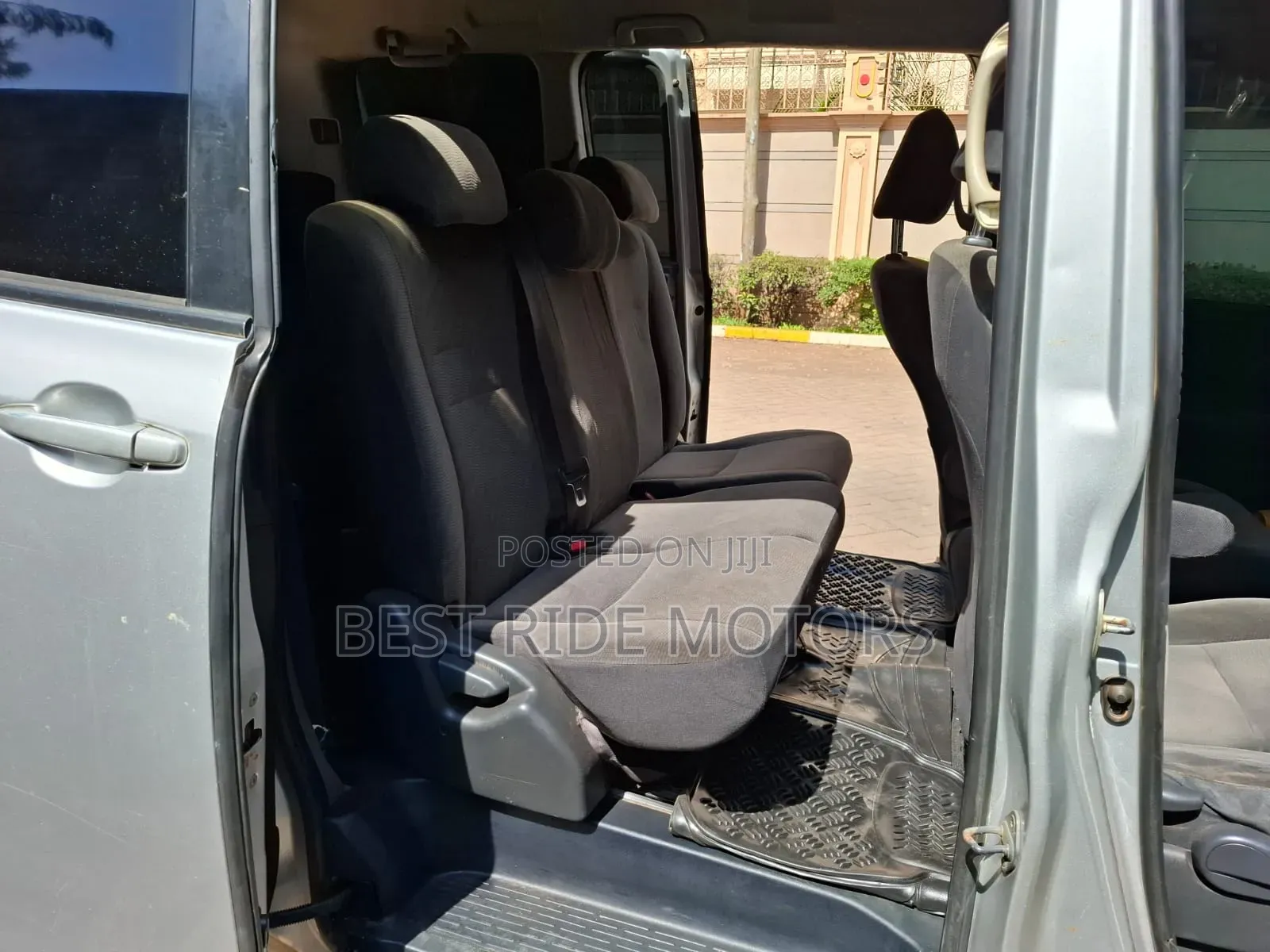 Toyota Noah 2.0 158hp FWD (8 Seater) 2013 Silver