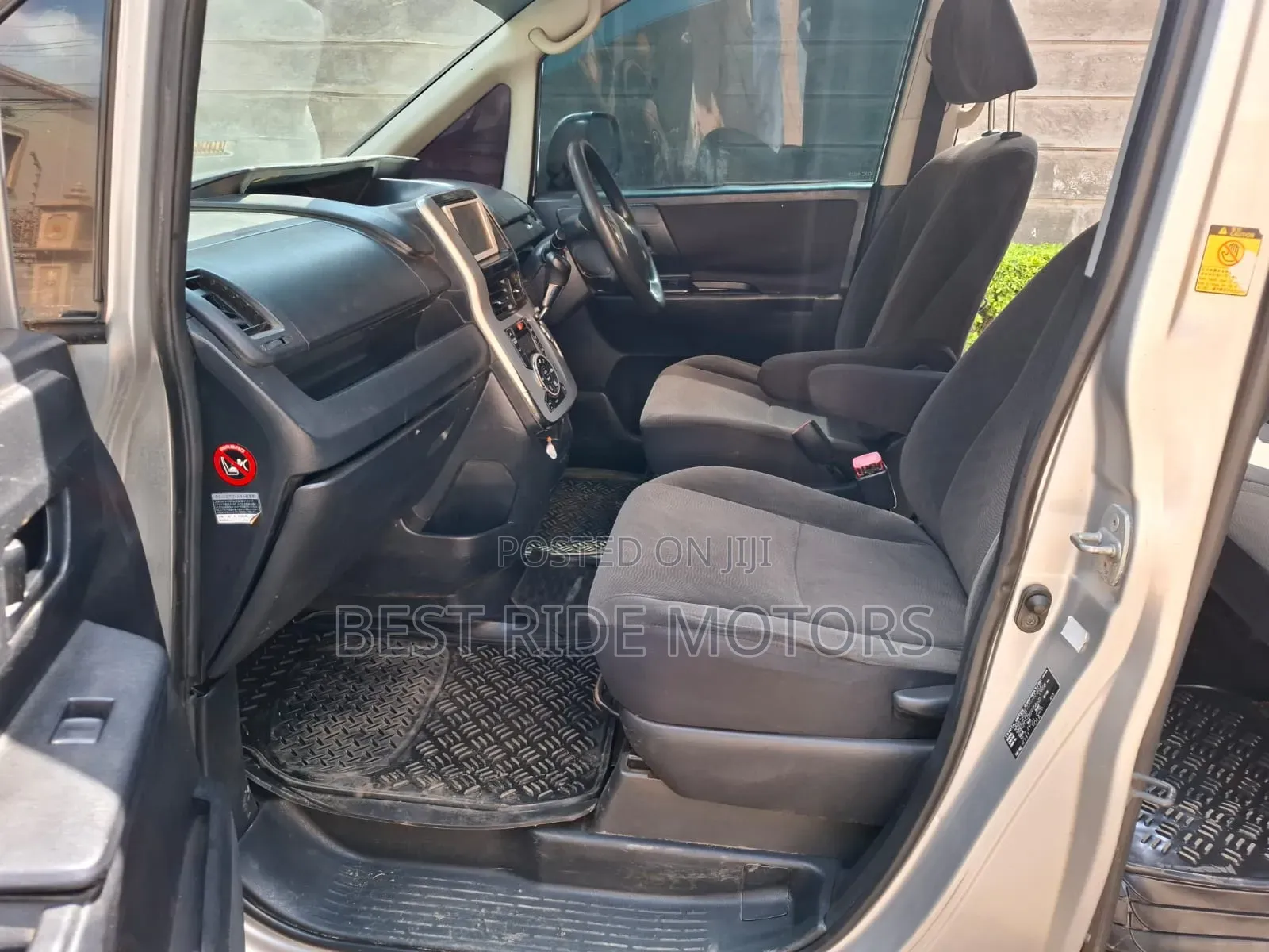 Toyota Noah 2.0 158hp FWD (8 Seater) 2013 Silver