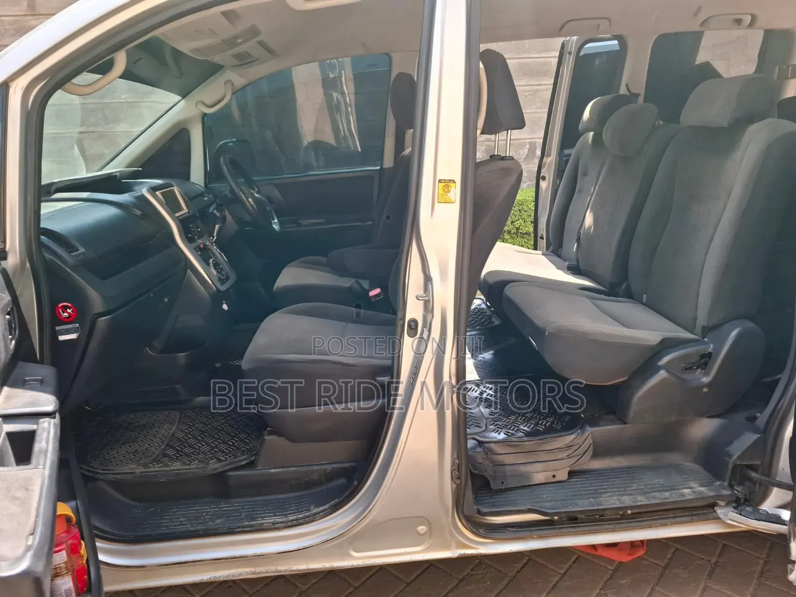 Toyota Noah 2.0 158hp FWD (8 Seater) 2013 Silver