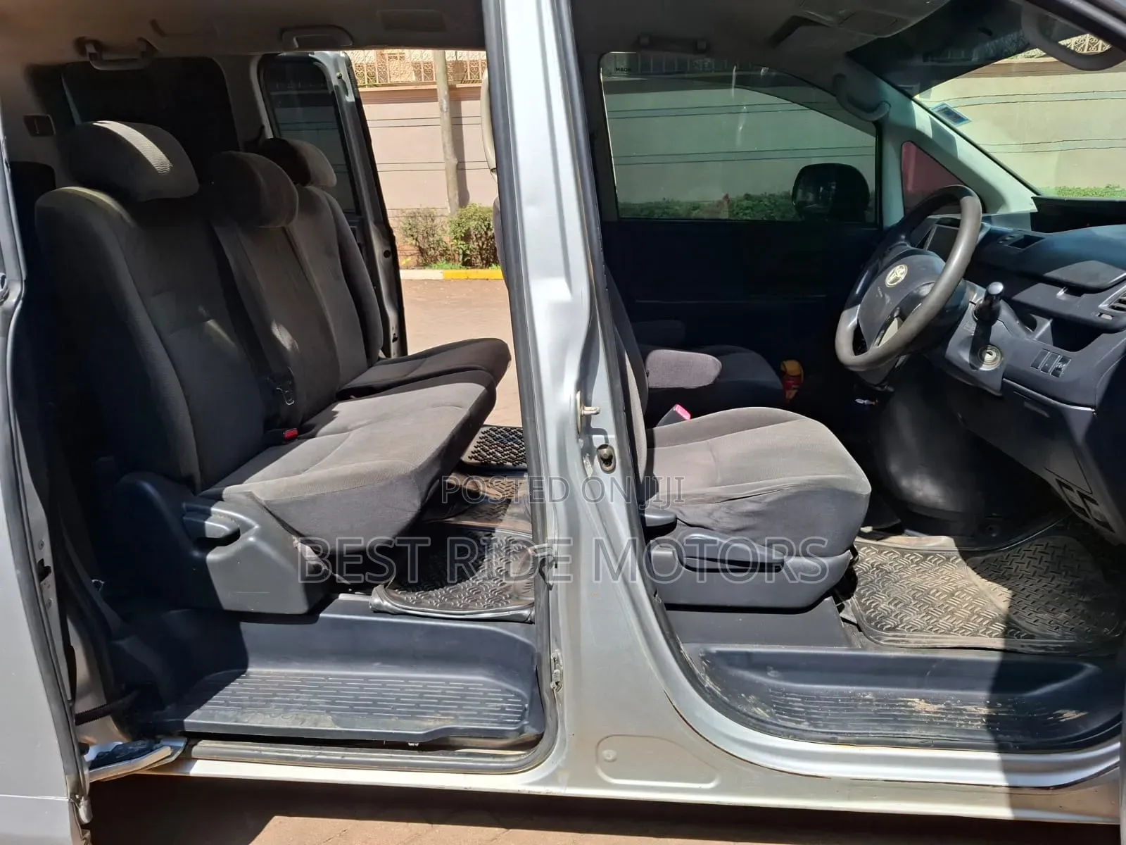 Toyota Noah 2.0 158hp FWD (8 Seater) 2013 Silver