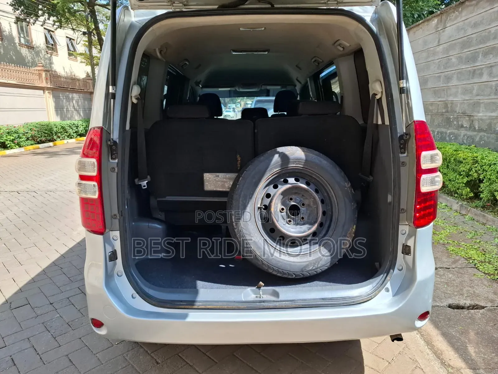 Toyota Noah 2.0 158hp FWD (8 Seater) 2013 Silver