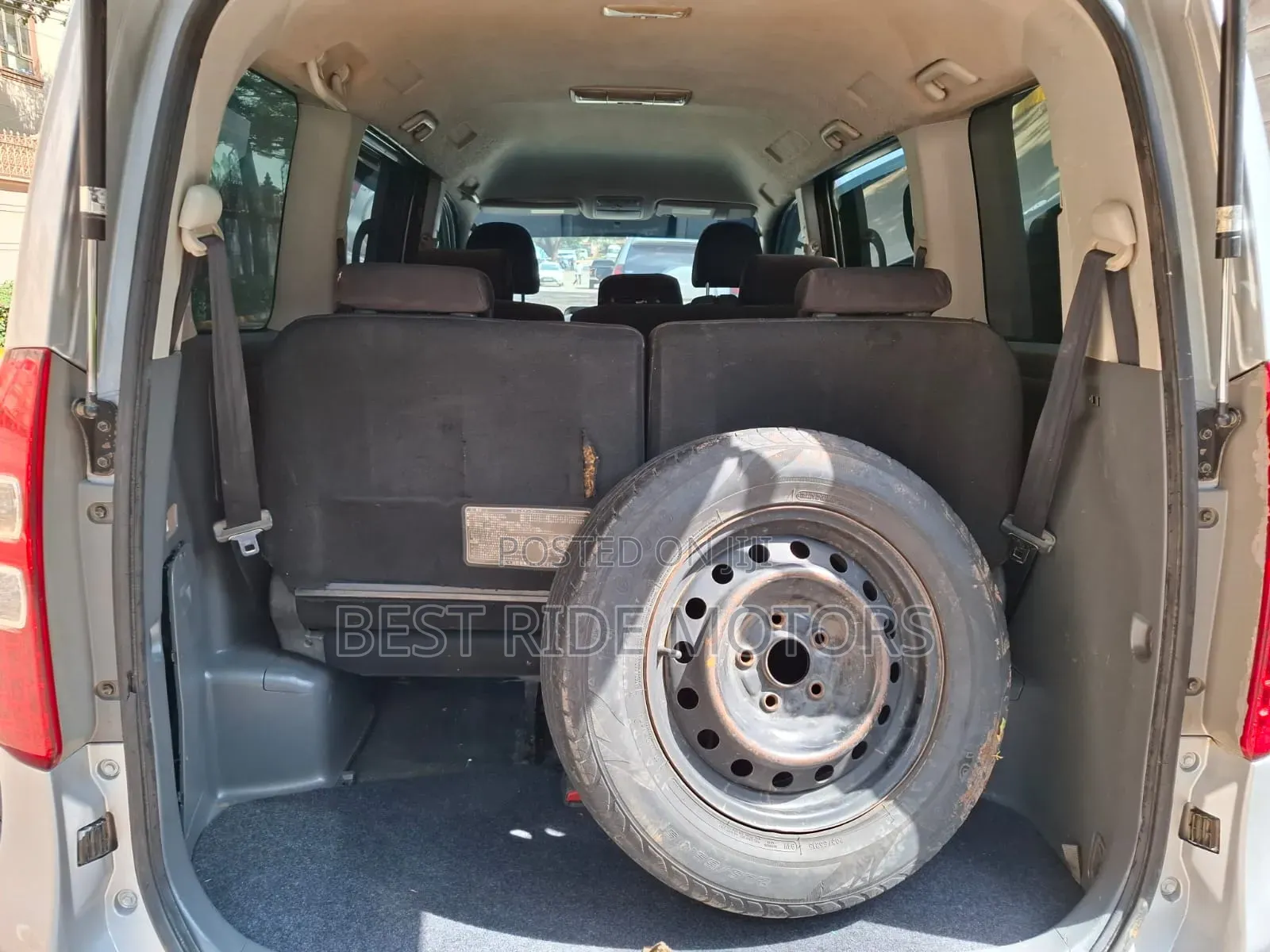 Toyota Noah 2.0 158hp FWD (8 Seater) 2013 Silver
