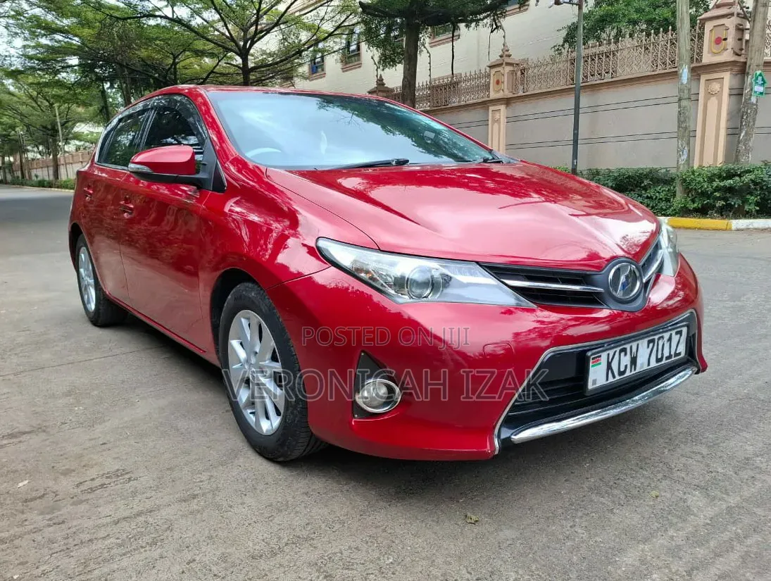 Toyota Auris 2013 Red