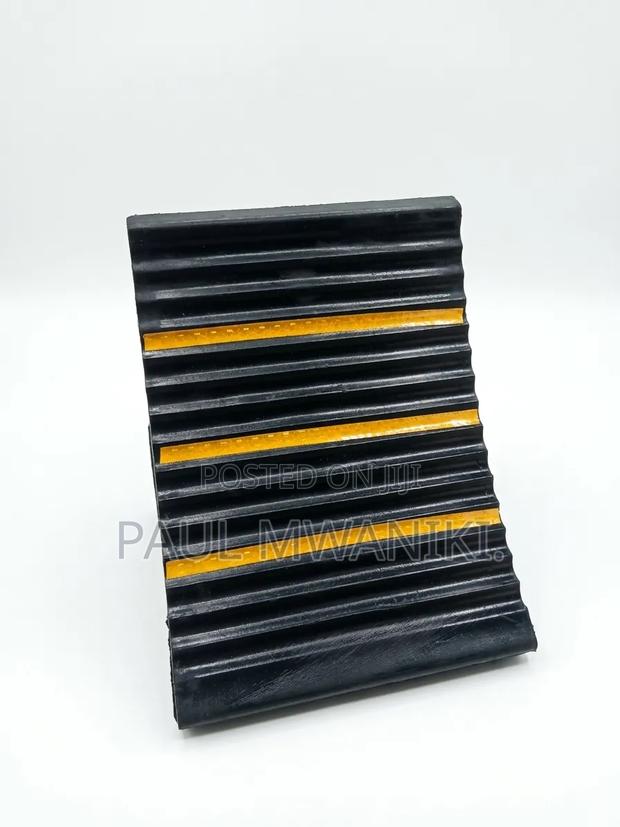 Heavy Duty Rubber Wheel Chock / Wheel Stopper For Trucks Trailers