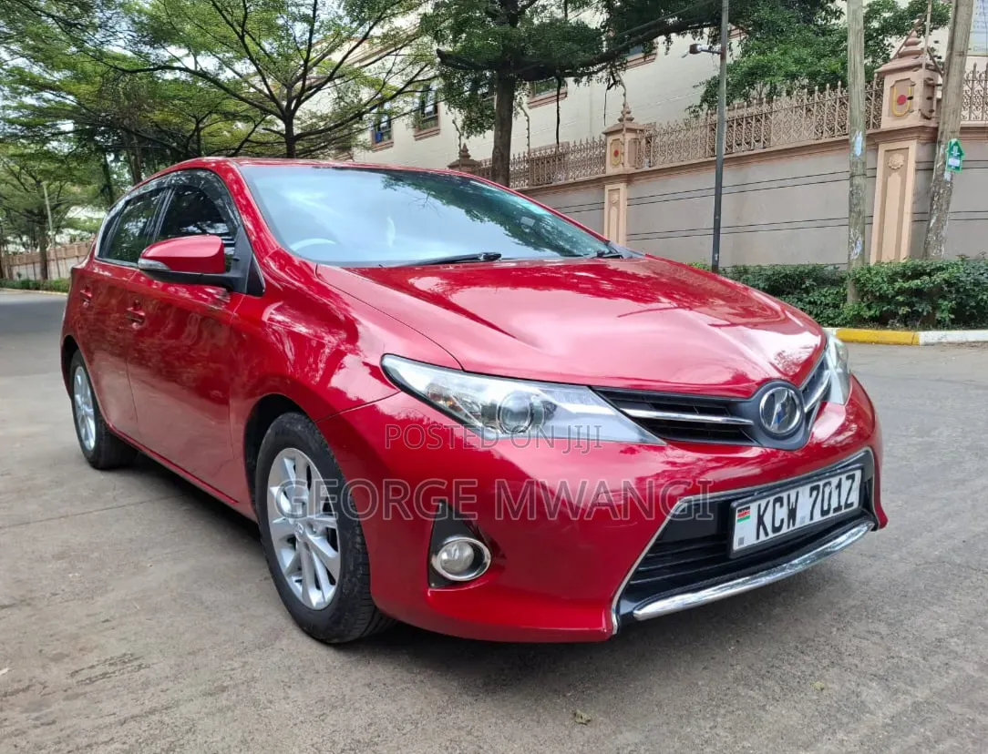 Toyota Auris 2013 Red