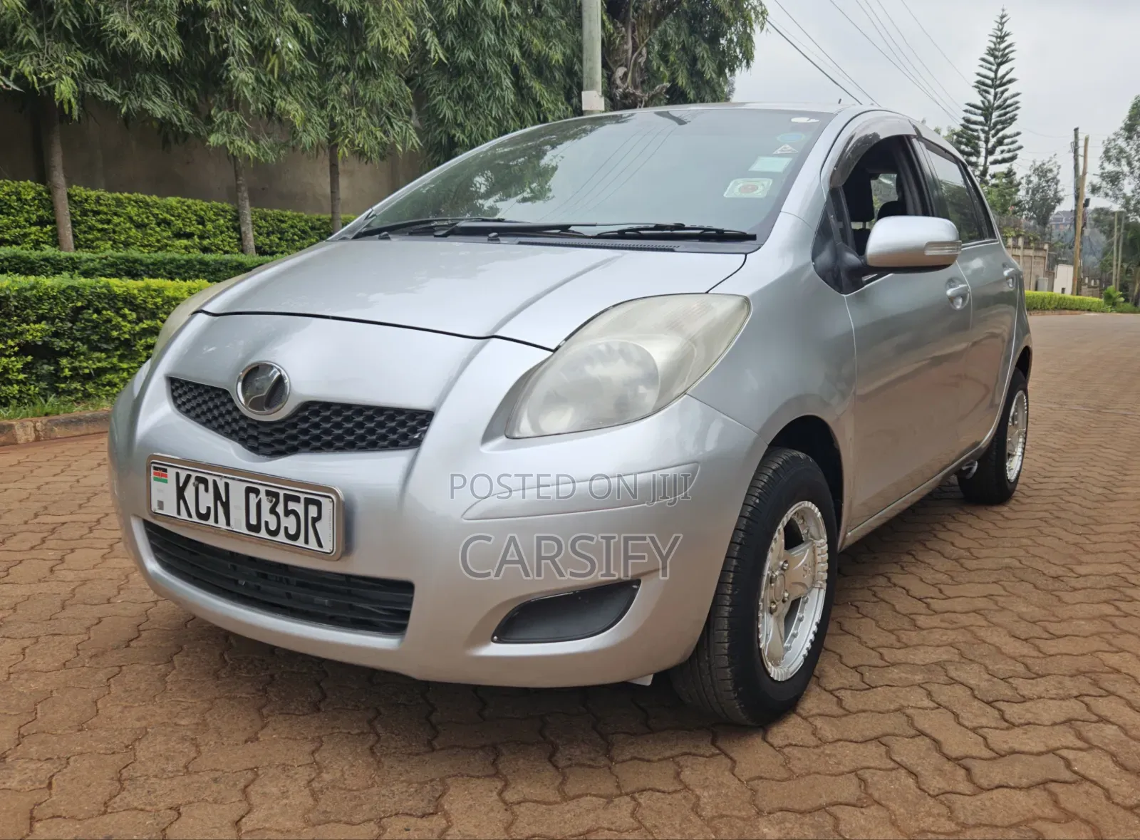 Toyota Vitz 2009 Silver