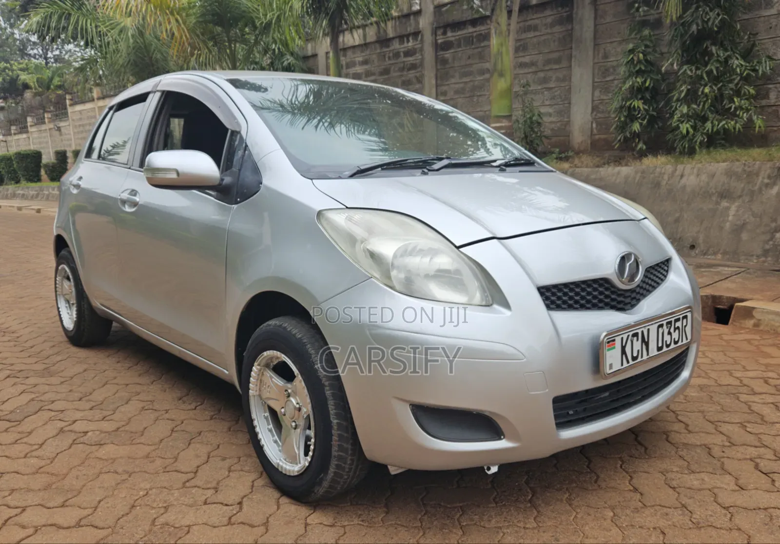 Toyota Vitz 2009 Silver