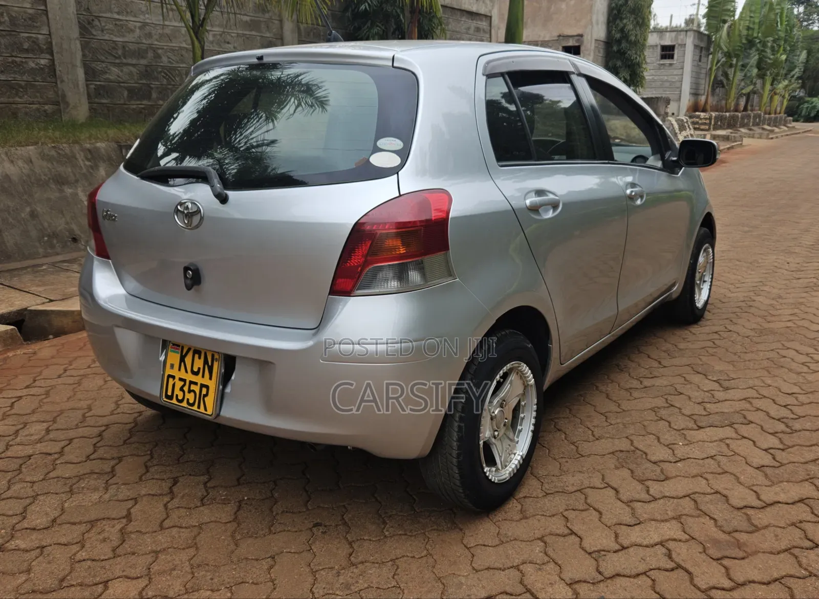 Toyota Vitz 2009 Silver