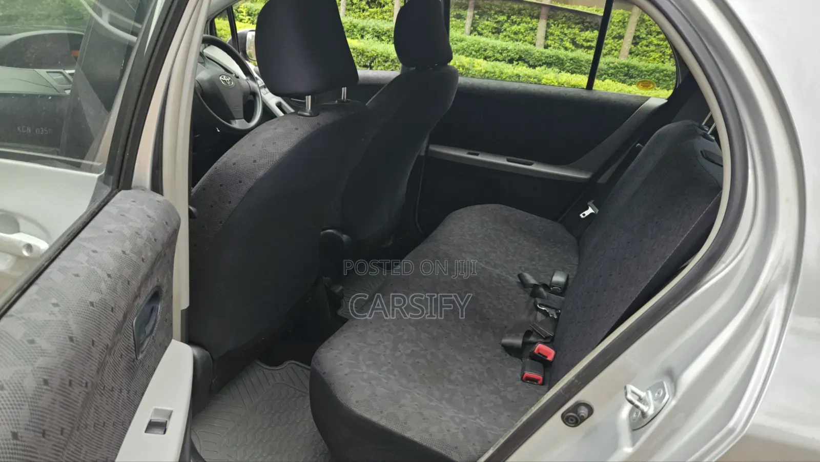 Toyota Vitz 2009 Silver