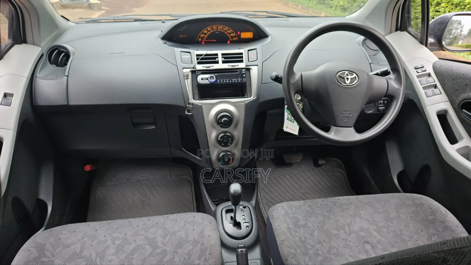 Toyota Vitz 2009 Silver