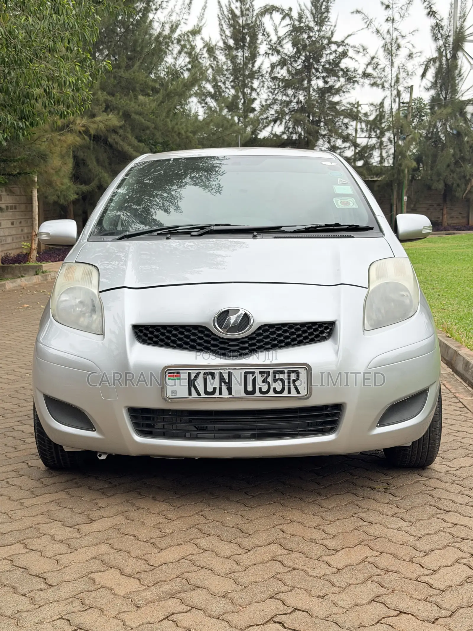 Toyota Vitz 2010 Silver