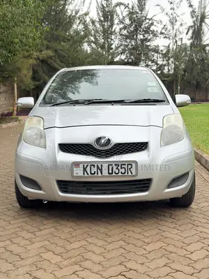 Toyota Vitz 2010 Silver