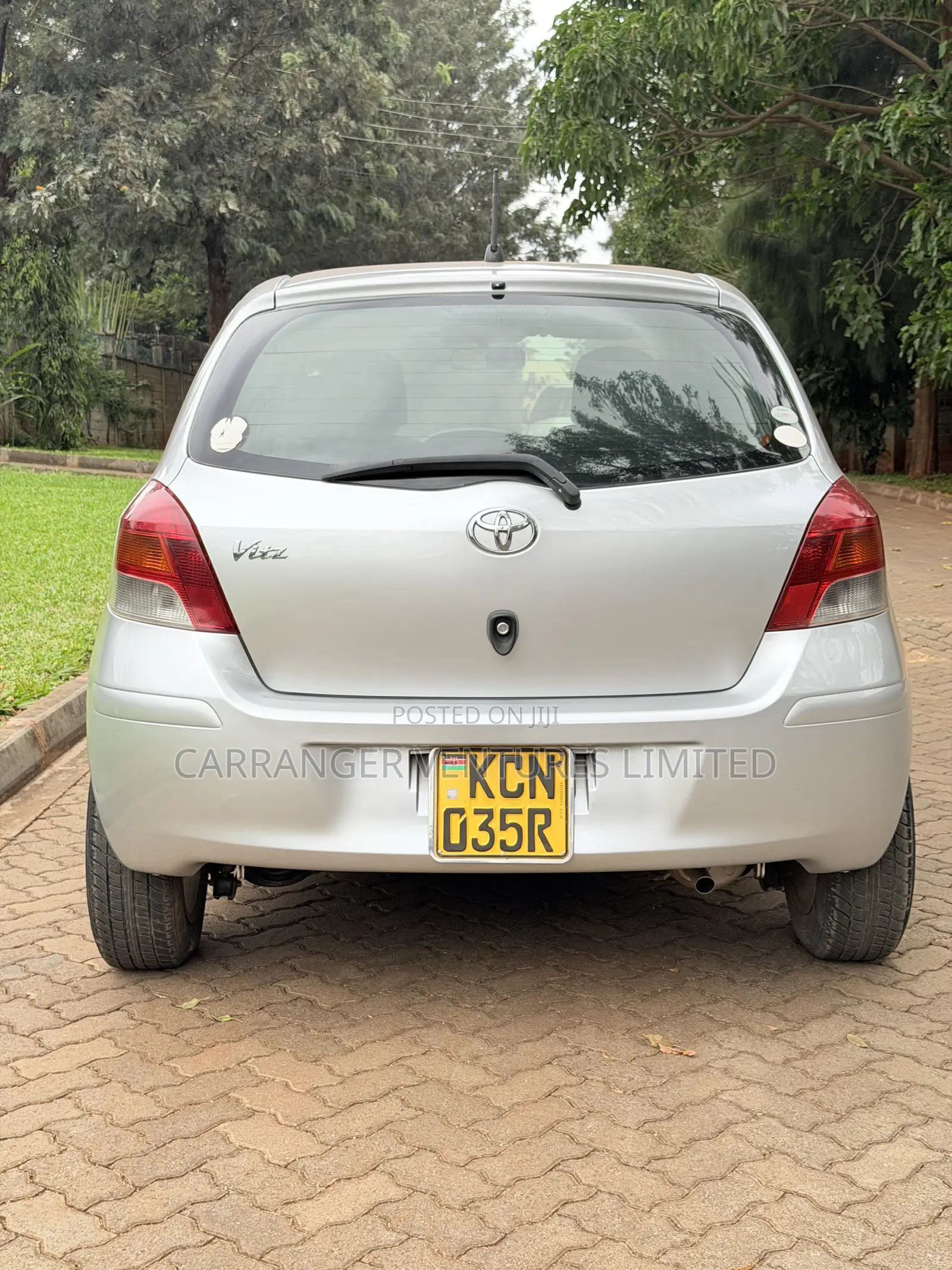 Toyota Vitz 2010 Silver