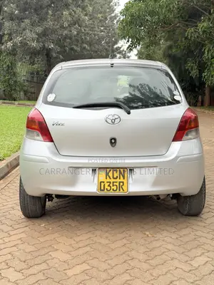 Toyota Vitz 2010 Silver