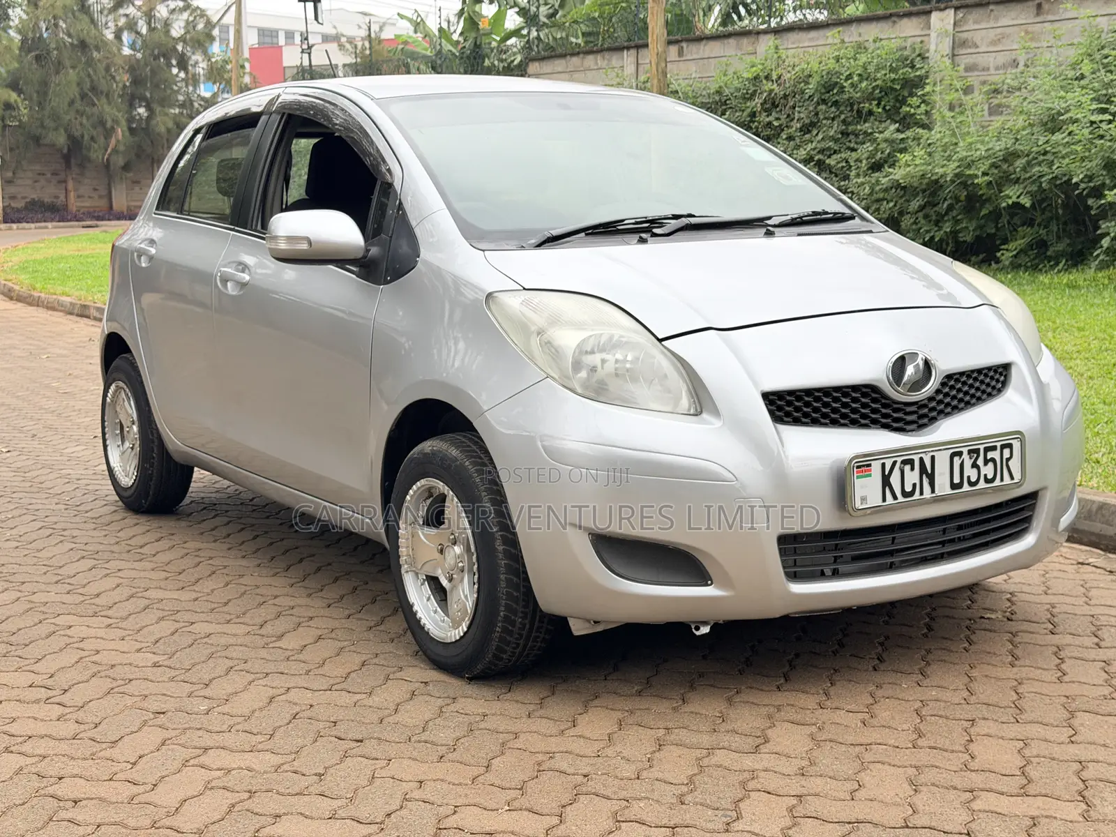 Toyota Vitz 2010 Silver