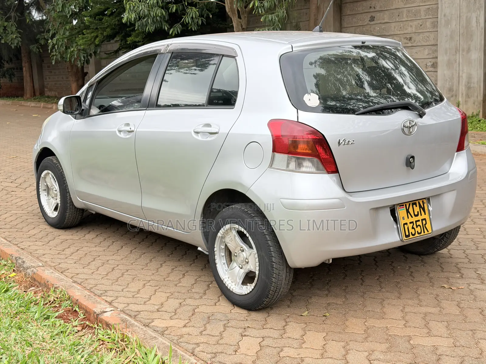 Toyota Vitz 2010 Silver