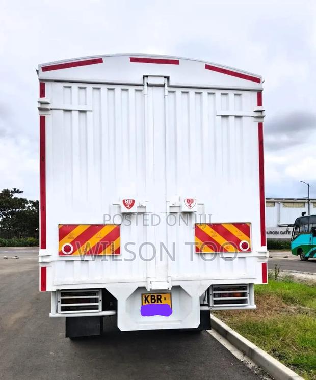 Mitsubishi Fh 215 KBR Closed Body 2011 - thumbnail 2
