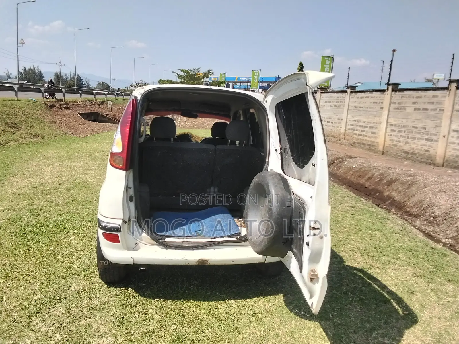 Toyota Fun Cargo 2004 White