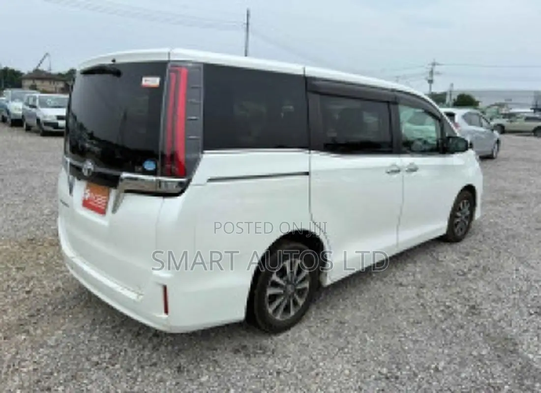 Toyota Esquire 2019 Off white