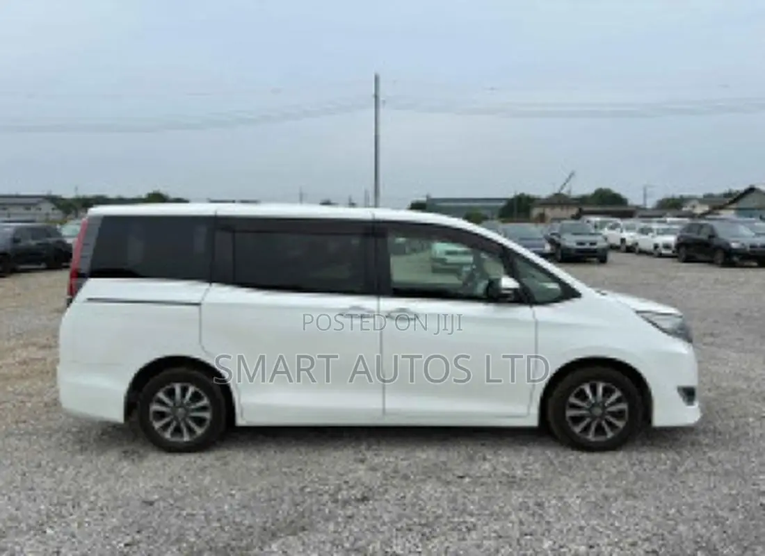 Toyota Esquire 2019 Off white