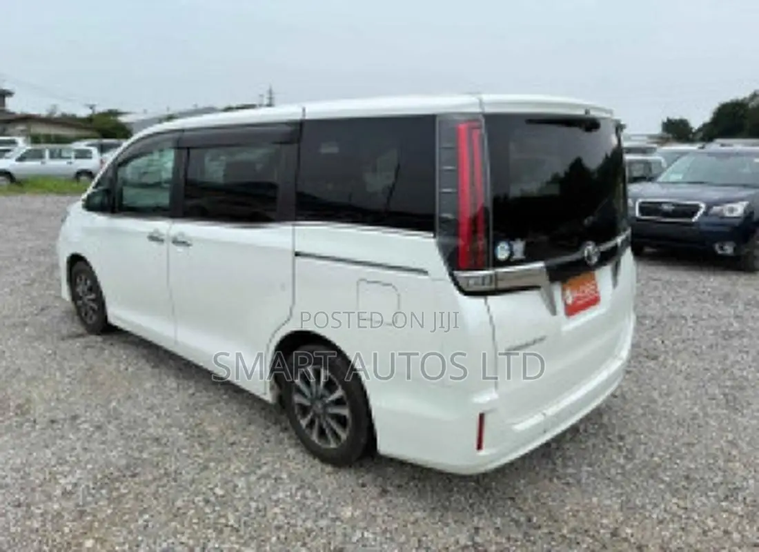 Toyota Esquire 2019 Off white