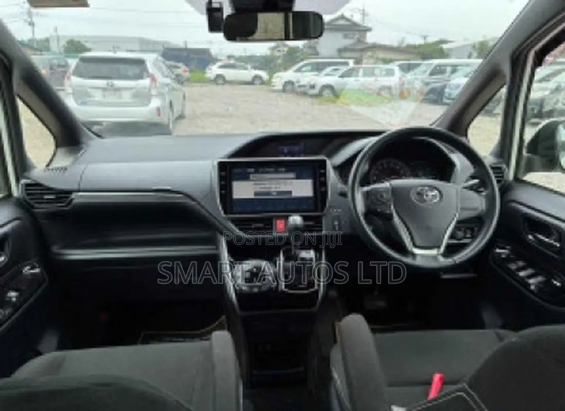 Toyota Esquire 2019 Off white
