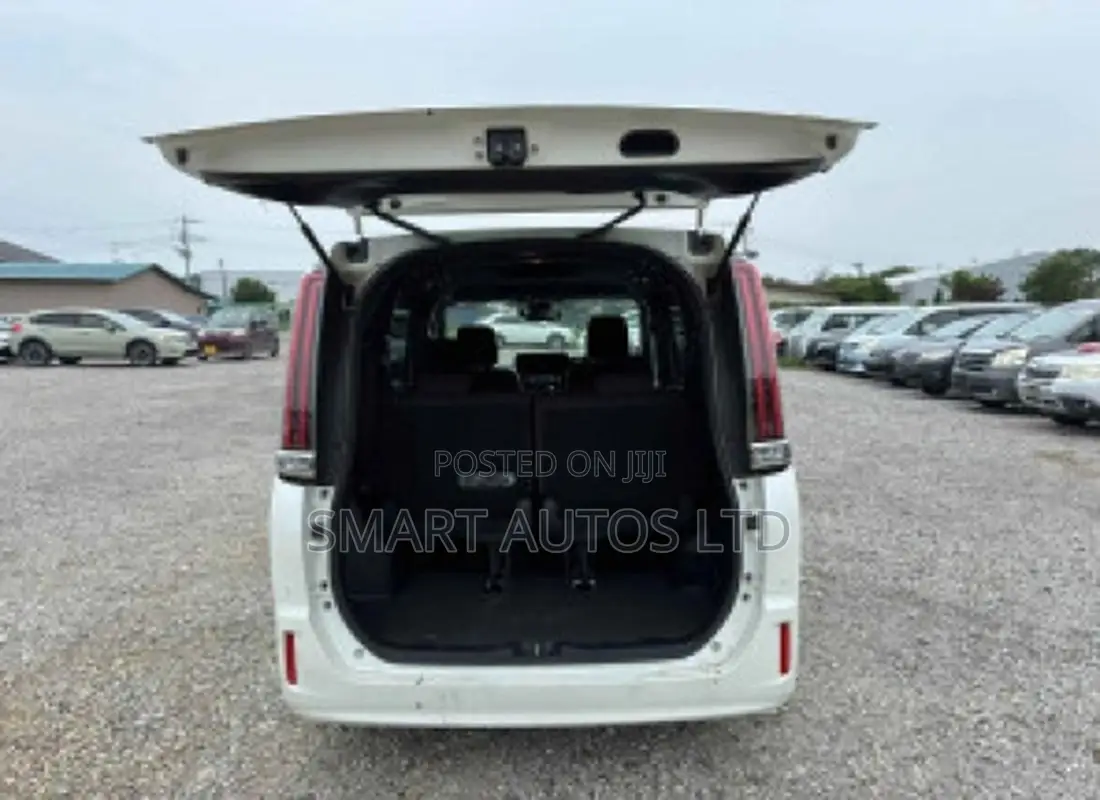 Toyota Esquire 2019 Off white