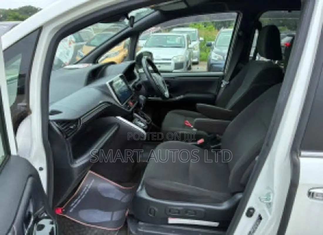 Toyota Esquire 2019 Off white