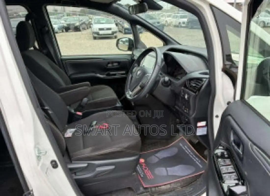 Toyota Esquire 2019 Off white