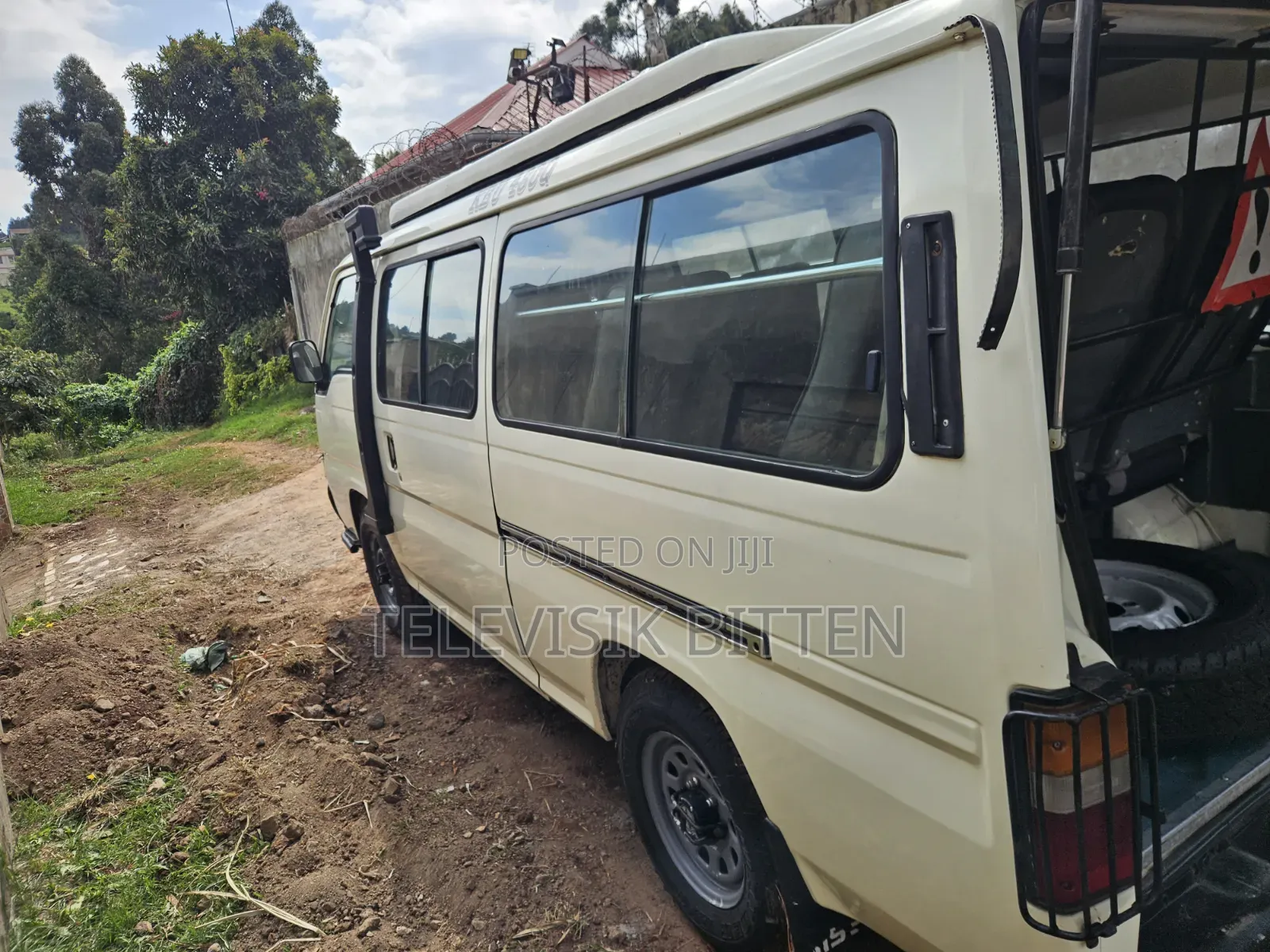Nissan Caravan (Urvan) 2013 White