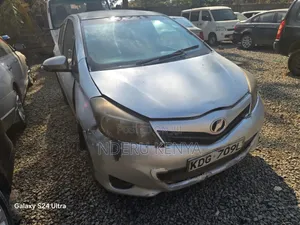Toyota Vitz 2014 Silver