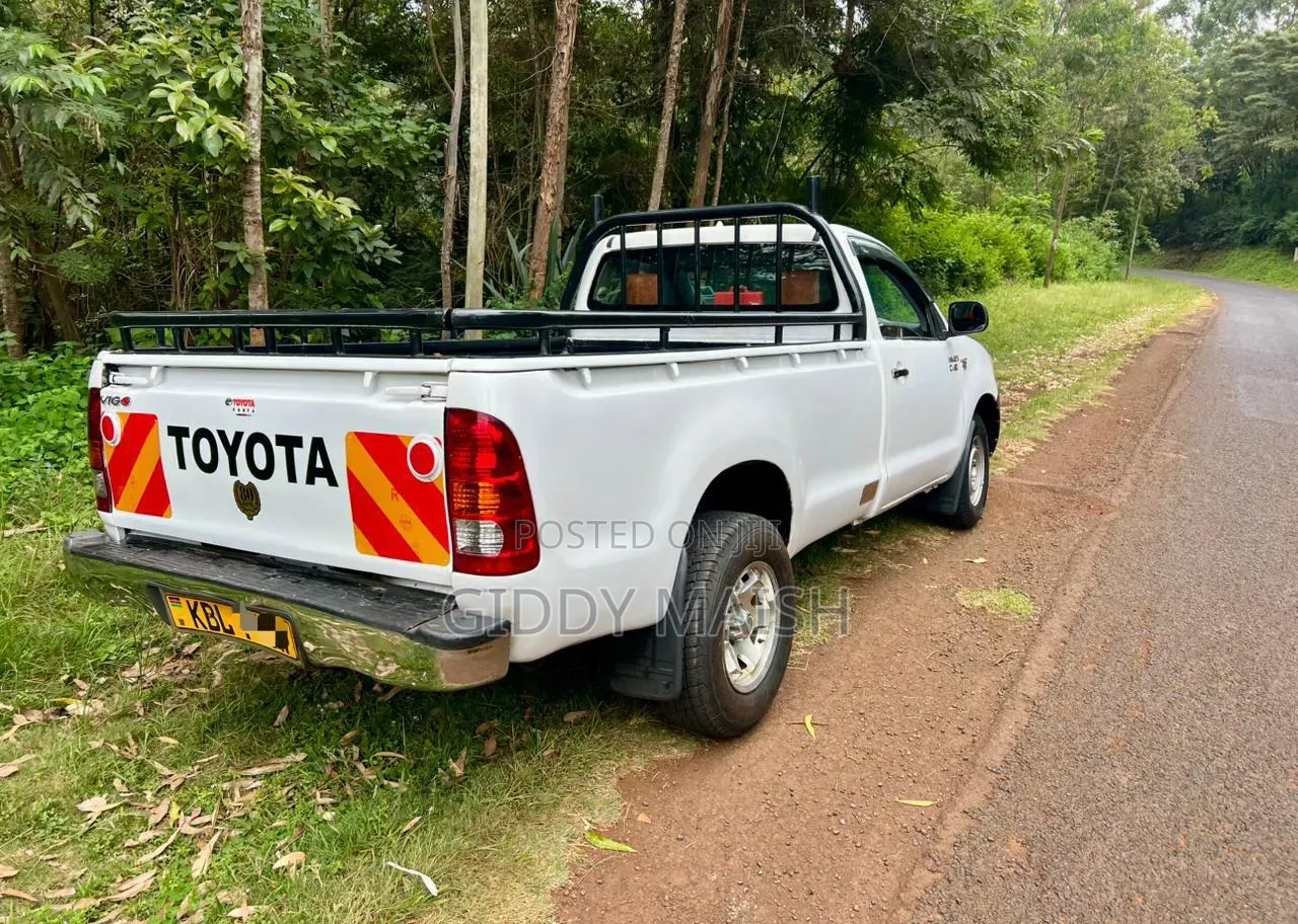 Toyota Hilux 2011 White