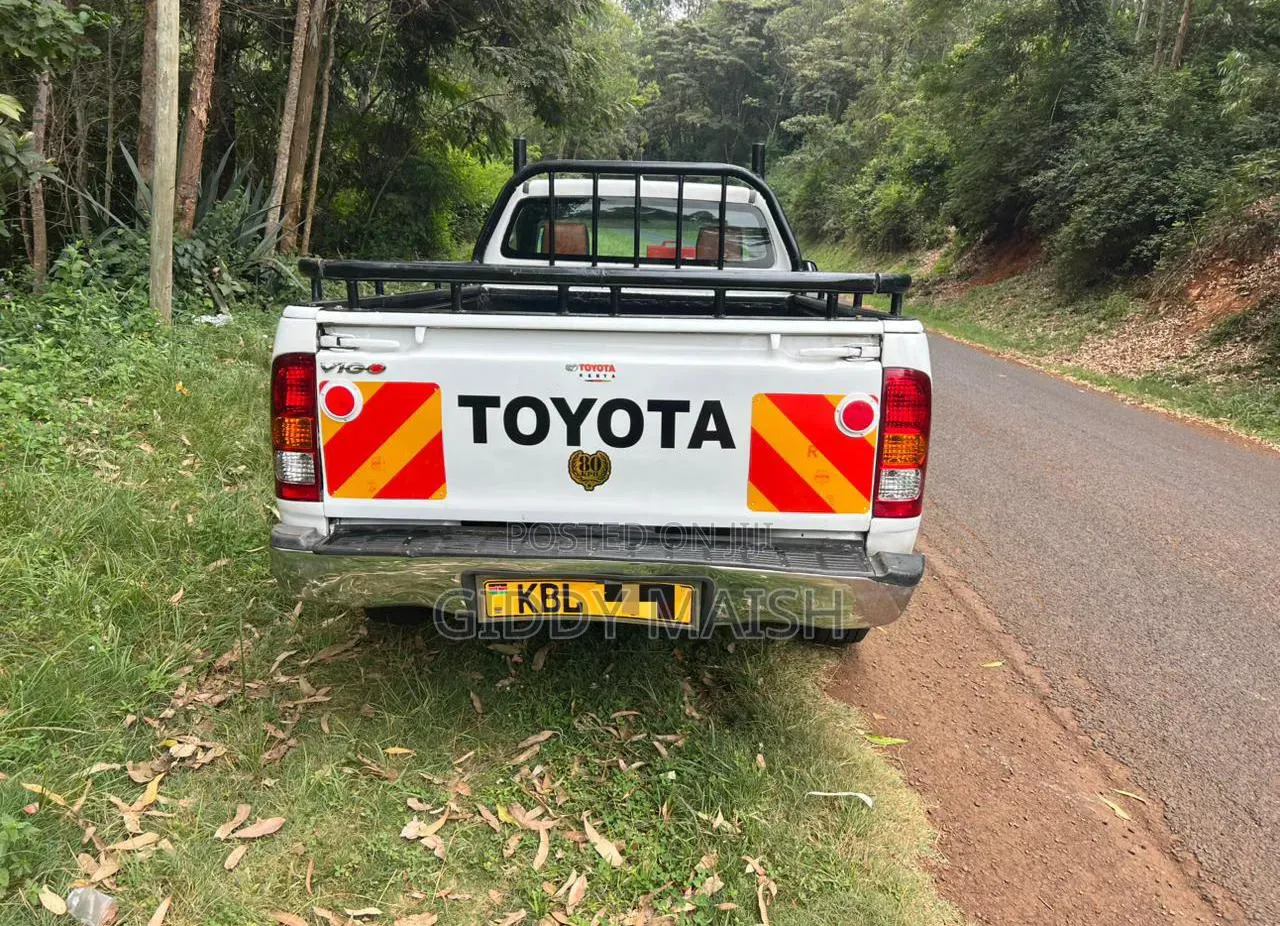 Toyota Hilux 2011 White